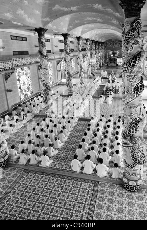 L'Asie, Vietnam, Tay Ninh. Saint-siège caodaïste de Tay Ninh. Les Cao Dai cérémonie dans la salle de prière du Temple divin de ... Banque D'Images