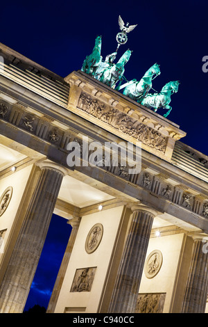 L'établissement emblématique de la Brandenburger Tor courts au crépuscule à Berlin, Allemagne, Europe, UNION EUROPÉENNE Banque D'Images