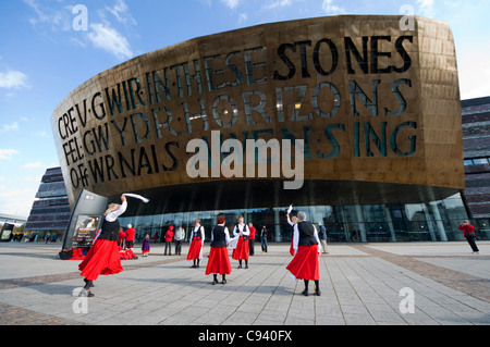 Danseurs Morris à l'extérieur du Wales Millennium Centre de Cardiff. Banque D'Images