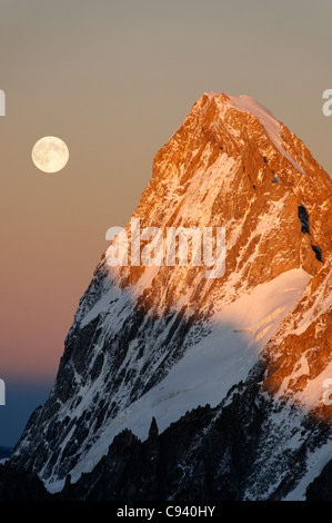 Les Grandes Jorasses par la lune au coucher du soleil Banque D'Images