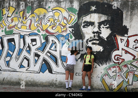 Les enfants jouent à côté de l'immense portrait d'Ernesto Che Guevara à Santa Clara, Cuba. Banque D'Images