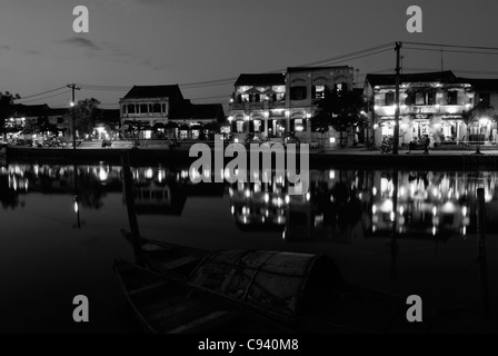 L'Asie, Vietnam, Hoi An. Hoi An old quarter. Vue sur la rivière Thu Bon sur la magnifique promenade le long de la rivière Bach Dang avec c'est ... Banque D'Images