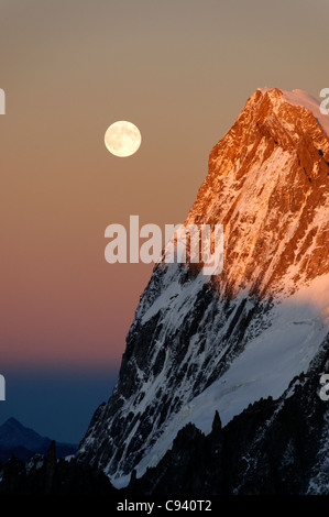 Les Grandes Jorasses par la lune au coucher du soleil Banque D'Images