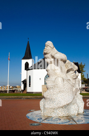 Le monument à Sir Robert Falcon Scott, qui a navigué de Cardiff. L'église norvégienne en arrière-plan. Banque D'Images