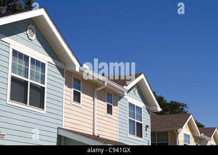 Nouvelle location d'appartements modernes avec bardage horizontal contre un fond de ciel bleu. Banque D'Images