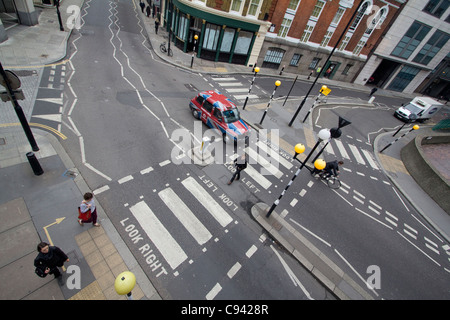 Vue aérienne d'un taxi orné d'un motif Union Jack à un passage à zèbre avec des balises Belisha près du Barbican dans le centre de Londres, Royaume-Uni Banque D'Images