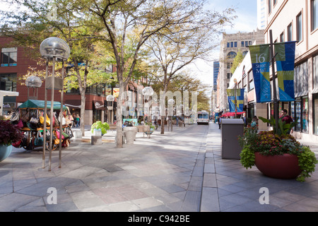 16Th Street Mall dans le centre-ville de Denver, Colorado avec FREE MallRide distance en bus Banque D'Images