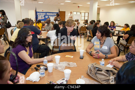 La Fédération américaine des enseignants Randi Weingarten Président rencontre les parents pour discuter de l'école publique de Detroit Banque D'Images