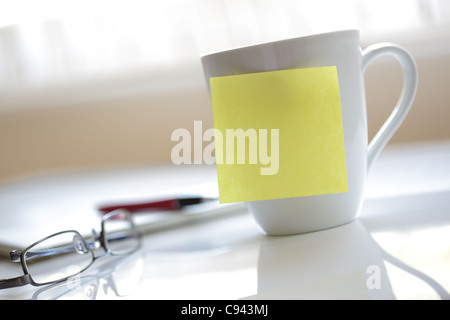 Post-it jaune Bureau Banque D'Images