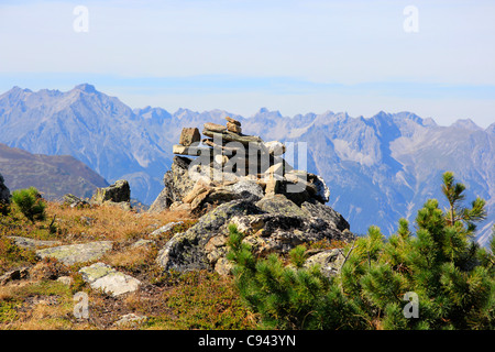 Autriche, Tyrol, Pitztal, cairn dans la montagne, paysage de montagne d'automne Banque D'Images
