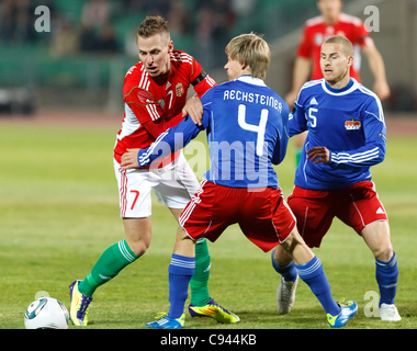 BUDAPEST - 11 novembre : le Hongrois Balazs Dzsudzsak (L), Rechsteiner (4) et (5) de la société Oehri Liechtenstein lors d'Hongrie contre le Liechtenstein (5:0) friendly match de football au stade Puskas le 11 novembre 2011 à Budapest, Hongrie. Banque D'Images