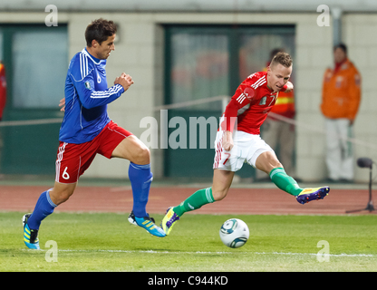 Budapest - 11 novembre : le Hongrois Balazs Dzsudzsak (R) et Stocklasa (L) du Liechtenstein est l'observant au cours de Hongrie contre le Liechtenstein (5:0) friendly match de football au stade Puskas le 11 novembre 2011 à Budapest, Hongrie. Banque D'Images