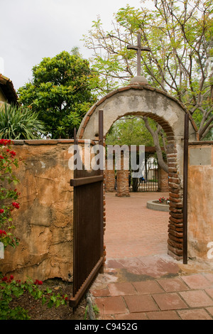 Californie - Passerelle lors de l'historique Mission San Juan Capistrano. Banque D'Images