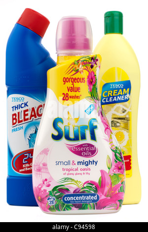 L'eau de Javel et de Tesco Nettoyant crème et une bouteille de détergent liquide concentré de Surf Banque D'Images