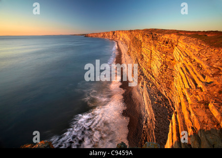 Vue vers l'ouest le long de la côte du Glamorgan de Nash Point à travers Traeth Mawr, marée haute. Banque D'Images