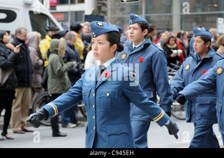 Des cadets de l'Aviation royale du Canada et Paiva squad mates le long de la rue Queen Ouest à l'avant de l'ancien Hôtel de Ville, au cours de la cérémonie du Jour du Souvenir à Toronto, Ontario, Canada, le 11 novembre 2011. Banque D'Images