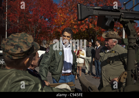 Candidat présidentiel républicain Gov. Rick Perry parle aux anciens combattants au cours de la Journée des anciens combattants de parade annuelle le 11 novembre 2011 à Columbia, en Caroline du Sud. La parade est l'une des plus grandes nations comme Colombie-britannique abrite plusieurs grandes bases militaires. Banque D'Images