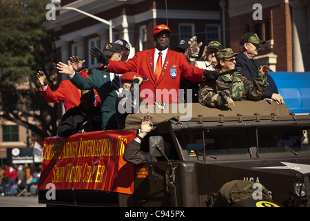 Membres survivants de Tuskegee Airman le Jour des anciens combattants lors de la parade le 11 novembre 2011 à Columbia, en Caroline du Sud. La parade est l'une des plus grandes nations comme Colombie-britannique abrite plusieurs grandes bases militaires. Banque D'Images