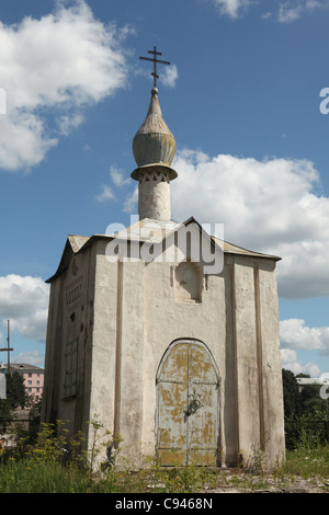 La chapelle Saint Anastasia par architecte russe Alexeï Chtchoussev (1911) à côté du pont de Olginsky à Pskov, Russie. Banque D'Images