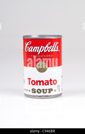 Boîte de Campbell's Tomato Soup sur fond blanc découpé. Banque D'Images