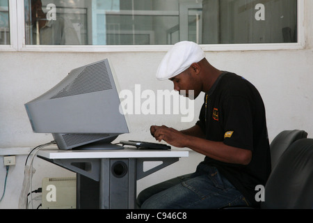 Point internet à la poste centrale de Trinidad, Cuba. Banque D'Images