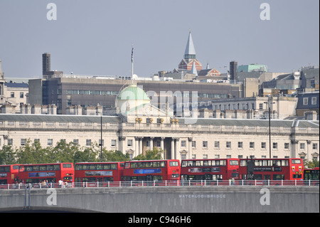 Des autobus sur déviation sur Waterloo Bridge au cours de l'épreuve cycliste Tour de Grande-Bretagne le 19 septembre 2009, Londres, Royaume-Uni Banque D'Images