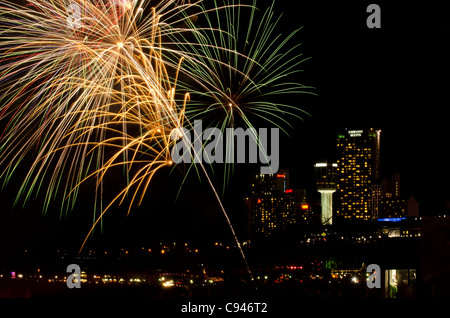 D'artifice à Niagara Falls, Ontario, Canada. Une partie de l'hiver 2011 Fête des lumières des fêtes. Banque D'Images