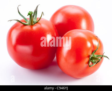 Tomates mûres isolé sur un fond blanc. Banque D'Images