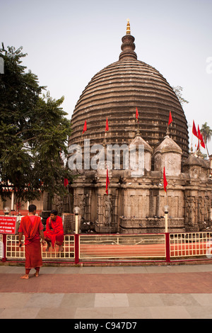 L'Inde, de l'Assam, Guwahati, temple Kamakhya, pèlerins en face de la Shikara Banque D'Images