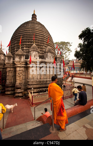 L'Inde, de l'Assam, Guwahati, temple Kamakhya, pèlerins en face de la Shikara Banque D'Images