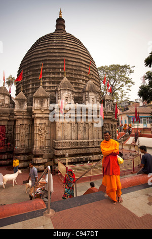 L'Inde, de l'Assam, Guwahati, temple Kamakhya, pèlerins en face de la Shikara Banque D'Images