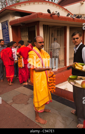 L'Inde, de l'Assam, Guwahati, temple Kamakhya, pèlerins holding offrandes attendent pour entrer la Shikara Banque D'Images