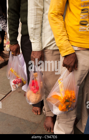 L'Inde, de l'Assam, Guwahati, temple Kamakhya, mains de pèlerins offres holding attendent pour entrer la Shikara Banque D'Images