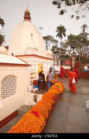 L'Inde, de l'Assam, Guwahati, Kamakhya Shakti Peeth, Temple de la déesse mère, des guirlandes de fleurs en vente au petit temple de Shiva Banque D'Images