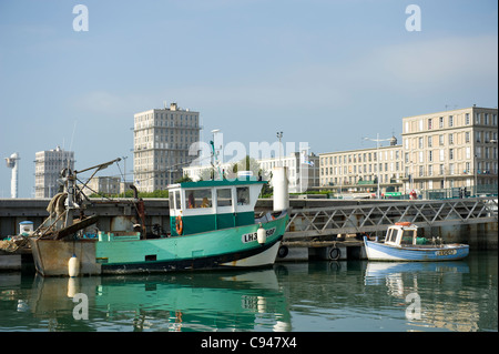 Bassin de la Manche, du port de pêche de site du patrimoine mondial de l'UNESCO Le Havre en Normandie, avec les chalutiers Banque D'Images