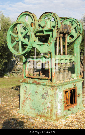 Old farm machinery utilisée pour presser le raisin dans la fabrication de vin Banque D'Images