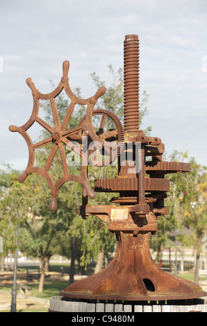 Old farm machinery utilisée pour presser le raisin dans la fabrication de vin Banque D'Images