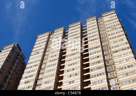 Les immeubles à appartements contre le ciel bleu Banque D'Images