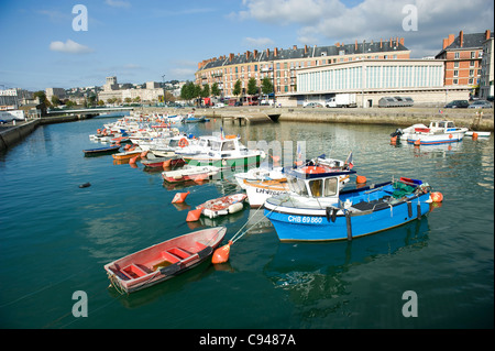 Les bateaux de pêche et bateaux à moteur dans le bassin du roi, le plus ancien port de UNESCO world heritage Le Havre en Normandie, France Banque D'Images