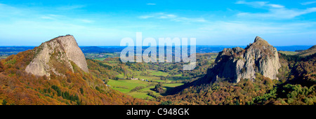 Tuilière et Sanadoire cheminées volcaniques en Auvergne, France, Europe Banque D'Images