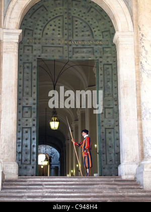 Soldats suisses de la Garde suisse à la porte de la Basilique Saint-Pierre, Vatican, Rome, Latium, Italie, Europe Banque D'Images