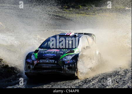 12.11.2011 Powys, Pays de Galles. Ken Block (USA) et Co-Driver Alex Gelsomino (USA) dans la # 43 Monster World Rally Team Ford Fiesta RS WRC en action à travers le cours d'eau lors du premier passage de l'étape d'agneau doux (SS13) au cours de la 3e Journée de la FIA WRC Wales Rally GB. Crédit obligatoire : ActionPlus Banque D'Images