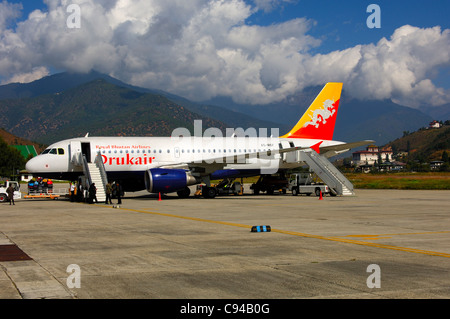 Airbus 319 Drukair arrivant à l'Aéroport International de Paro Paro, Bhoutan, Banque D'Images