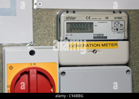 Nouvelle génération d'enregistrement domestique compteur nombre d'unités d'électricité produite à partir de panneaux solaires sur tarif d'scheme UK Banque D'Images