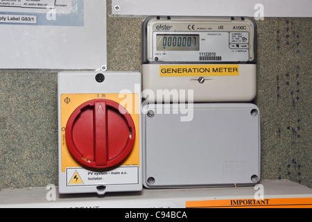 L'interrupteur d'isolation de PV et nouvelle génération d'enregistrement domestique compteur nombre d'unités d'électricité produite par des panneaux solaires Banque D'Images