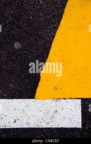 Jaune, Noir et blanc fond d'asphalte peint Banque D'Images