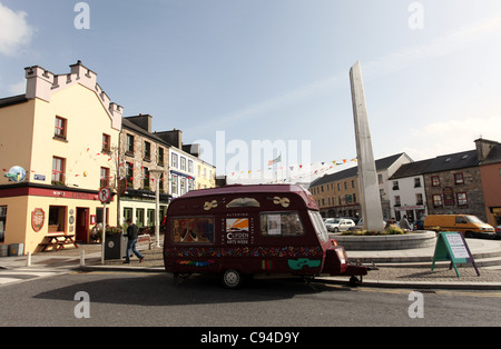 La Semaine des arts Caravan dans Clifden Banque D'Images