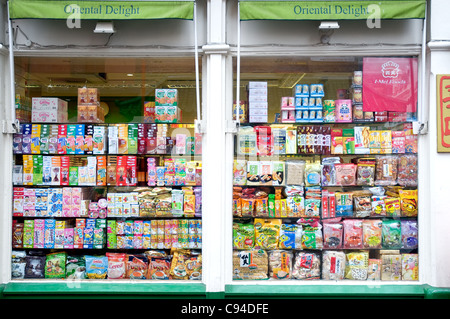 Vue d'une vitrine en Chine ville pleine de divers produits chinois à la vente. Banque D'Images