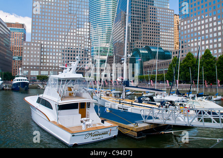 NEW YORK - 30 juin 2011 : yachts dans la rivière Hudson à New York City , États-Unis Banque D'Images