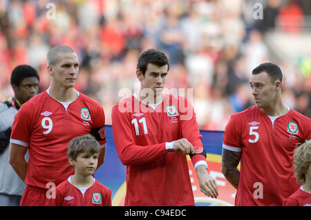 Gareth Bale mise sur son brassard de pavot noir. l'avant du Pays de Galles v Vauxhall Norvège match amical au Cardiff City Stadium, dans le sud du Pays de Galles. Usage éditorial uniquement. Banque D'Images